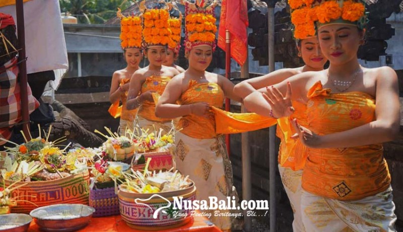 www.nusabali.com-perayaan-saraswati-di-sma-pgri-amlapura-siswa-pentaskan-tari-rejang-dewa