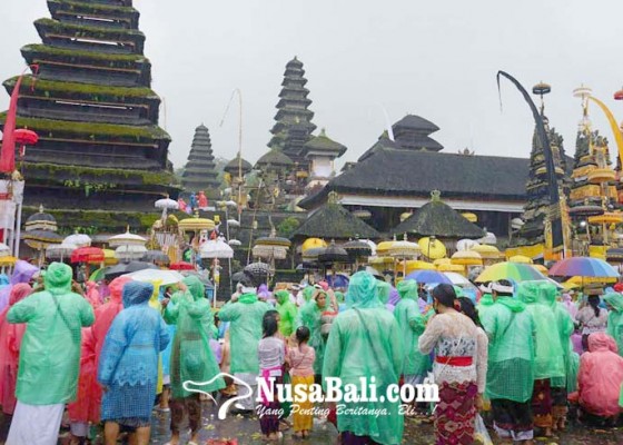 Nusabali.com - pamedek-diguyur-hujan-lebat-di-besakih