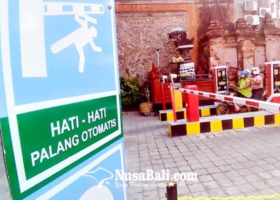 Nusabali.com - perumda-pasar-tambah-5-mesin-gate-parkir
