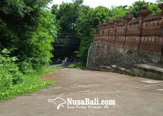 Nusabali.com - jalan-masuk-utama-ke-smpn-14-ditutup-permanen