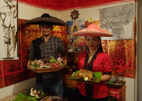 Nusabali.com - kisah-pasutri-asal-bali-kenalkan-budaya-dengan-buka-warung-lawar-di-mexico-city