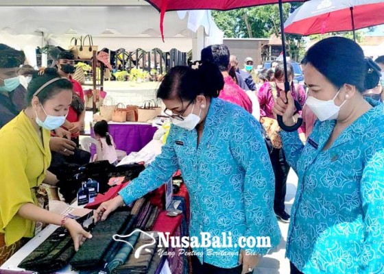 Nusabali.com - pkk-berbelanja-dan-berbagi-di-pasar-rakyat
