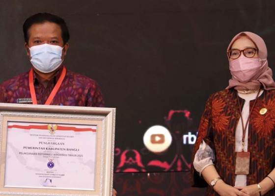 Nusabali.com - bangli-terima-penghargaan-sakip-rb-award-2021
