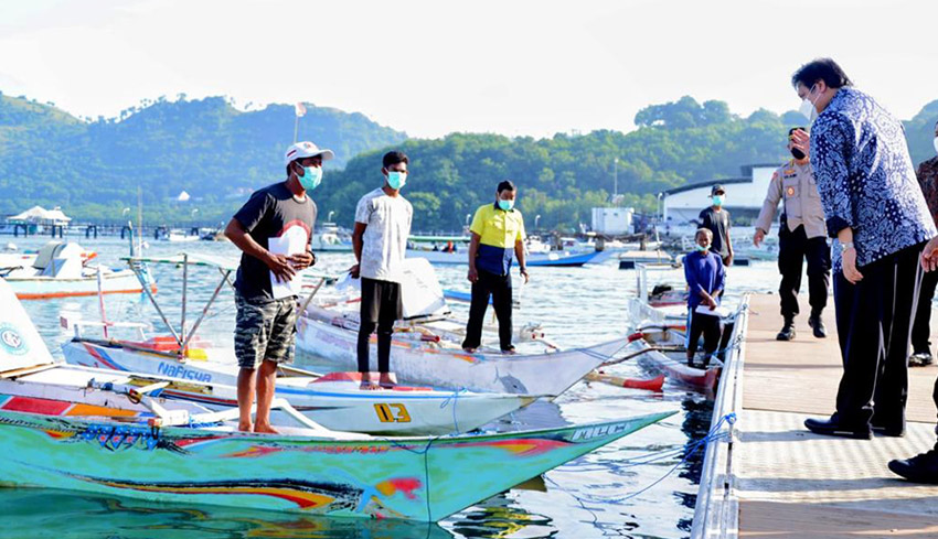www.nusabali.com-airlangga-bantuan-tunai-jadi-kado-indah-di-hari-nelayan-nasional
