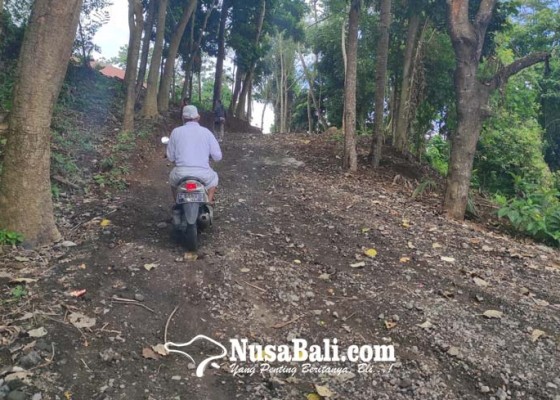 Nusabali.com - krama-subak-harapkan-jalan-menuju-pura-bukit-jati-diaspal