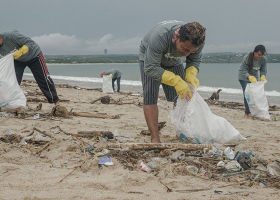 Nusabali.com - pahlawan-samudera-komunitas-pengumpulan-plastik-selamatkan-lautan