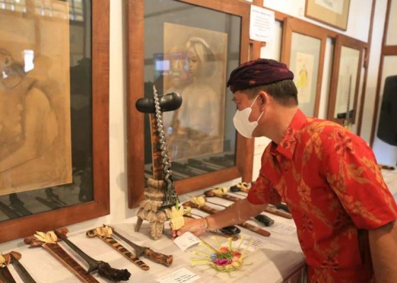 Nusabali.com - pemkab-klungkung-pamerkan-keris-di-museum
