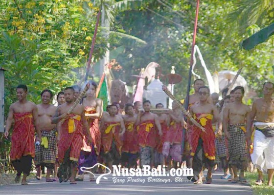 Nusabali.com - mlasti-karya-di-desa-bungaya-semua-krama-tanpa-busana-atas