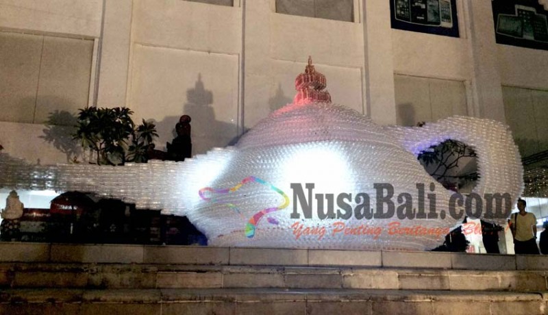 www.nusabali.com-lampu-aladin-dari-14500-botol-bekas-pecahkan-rekor-muri