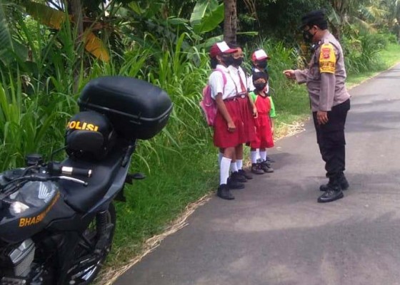 Nusabali.com - polisi-kawal-siswa-pulang-sekolah