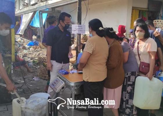 Nusabali.com - ibu-rumah-tangga-antre-minyak-goreng-di-pasar-kidul