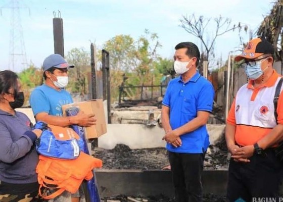 Nusabali.com - korban-kebakaran-di-tangkas-terima-bantuan