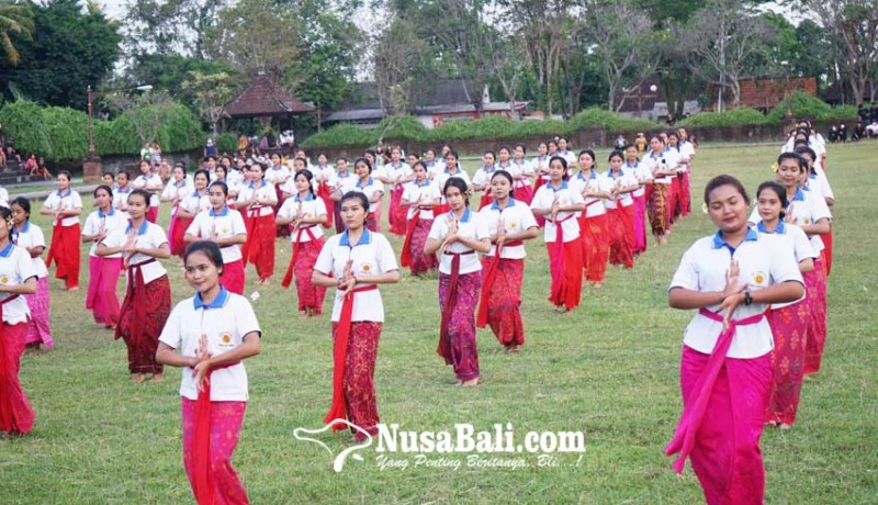 www.nusabali.com-mahasiswa-stkip-hindu-amlapura-persembahkan-tari-rejang-sari