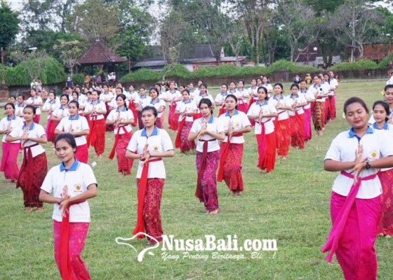 Nusabali.com - mahasiswa-stkip-hindu-amlapura-persembahkan-tari-rejang-sari