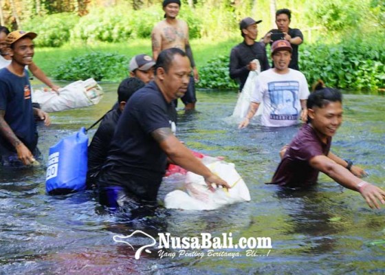 Nusabali.com - pengelola-wisata-rafting-bersihkan-telaga-waja