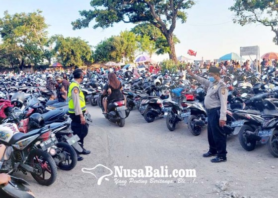 Nusabali.com - objek-wisata-diserbu-wisatawan-aparat-kepolisian-bantu-atur-kendaraan