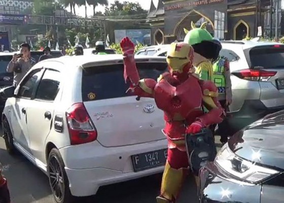 Nusabali.com - polisi-kerahkan-badut-untuk-hibur-anak-yang-terjebak-kemacetan