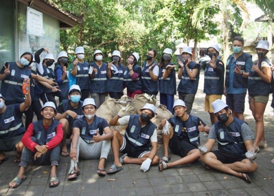 Nusabali.com - beach-clean-up-event-2022-komunitas-bring-your-tumbler-kerahkan-30-eco-warrior