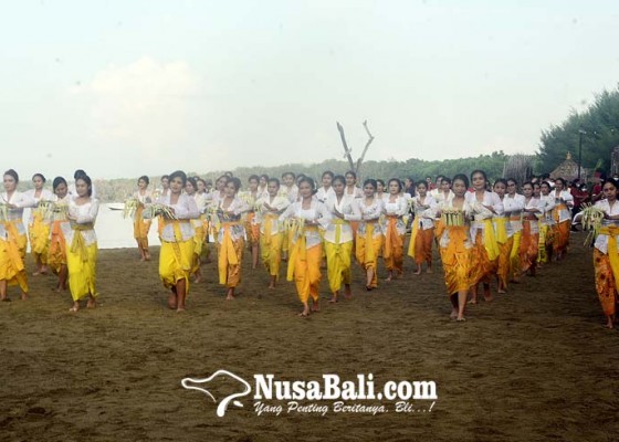 Nusabali.com - puncak-hari-buruh-di-denpasar-dimeriahkan-tari-pendet-massal