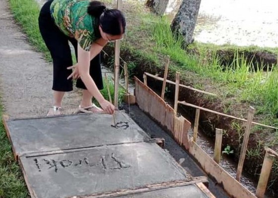 Nusabali.com - donatur-bisa-tulis-nama-dan-pesan-untuk-dikenang-di-beton-jalan