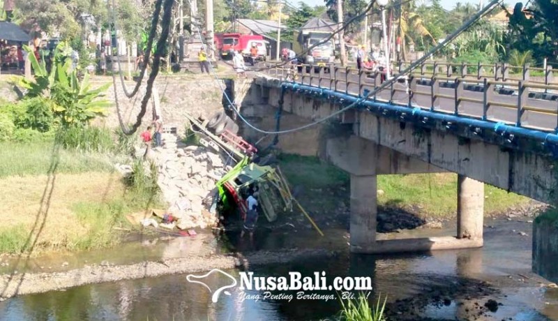 www.nusabali.com-hantam-jembatan-truk-tercebur-di-sungai-bilukpoh