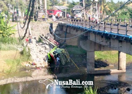 Nusabali.com - hantam-jembatan-truk-tercebur-di-sungai-bilukpoh