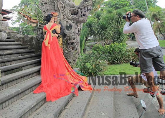 Nusabali.com - tetap-lokasi-favorit-foto-prewedding-meskipun-pemotretan-di-taman-budaya-kena-tarif-hingga-rp-1-juta