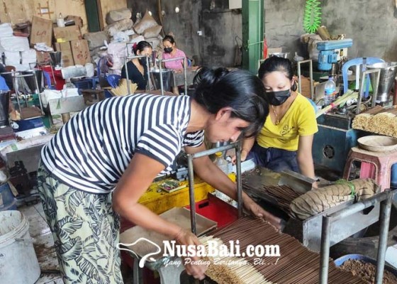 Nusabali.com - permintaan-dupa-meningkat-pekerja-lembur
