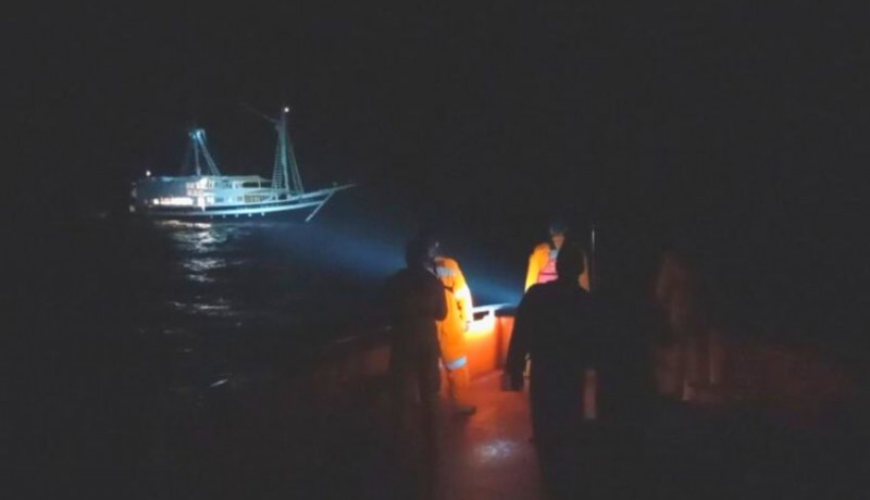 www.nusabali.com-kapal-mati-mesin-di-selat-lombok-puluhan-turis-dari-bali-dievakuasi