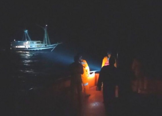 Nusabali.com - kapal-mati-mesin-di-selat-lombok-puluhan-turis-dari-bali-dievakuasi