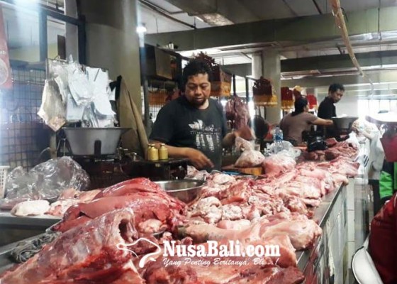 Nusabali.com - sehari-jelang-penampahan-galungan-harga-daging-babi-di-pasar-badung-tak-naik