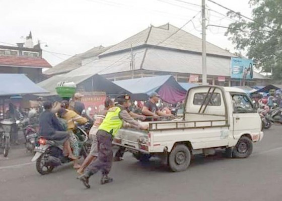 Nusabali.com - polisi-dorong-pick-up-mogok
