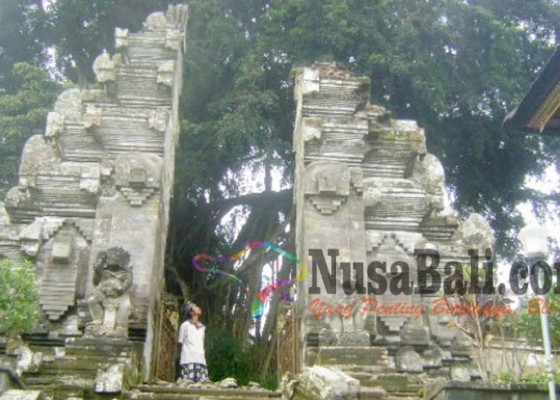 Nusabali.com - candi-bentar-pura-kehen-bangli-rusak-akibat-gempa-bumi