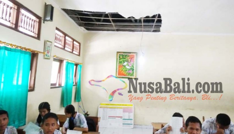 www.nusabali.com-plafon-smpn-3-mengwi-jebol-akibat-gempa