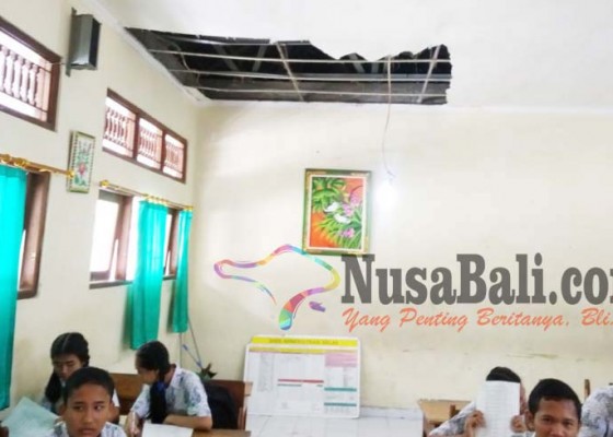 Nusabali.com - plafon-smpn-3-mengwi-jebol-akibat-gempa