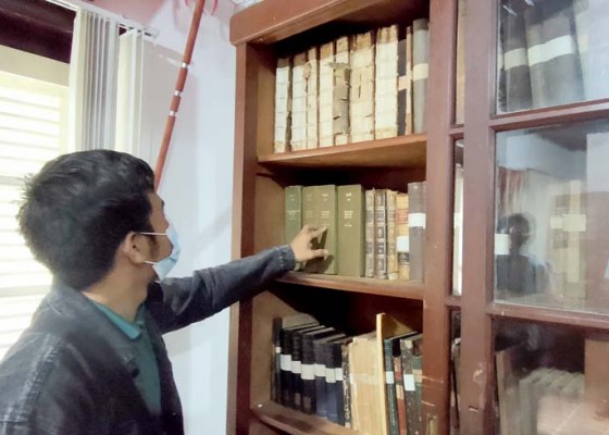 Nusabali.com - buku-kuno-di-gedong-kirtya-didata-ulang