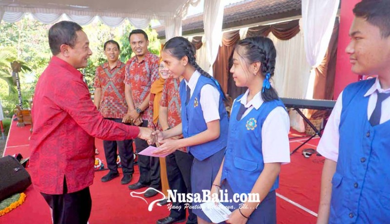 www.nusabali.com-smpn-2-amlapura-apresiasi-siswa-dan-guru-berprestasi