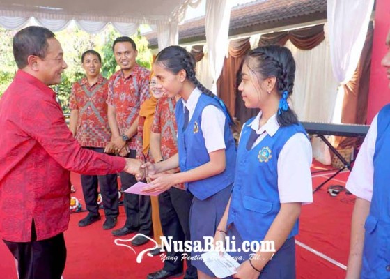 Nusabali.com - smpn-2-amlapura-apresiasi-siswa-dan-guru-berprestasi