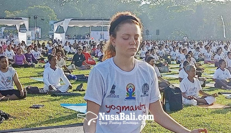 www.nusabali.com-masyarakat-antusias-ikuti-perayaan-hari-yoga-internasional