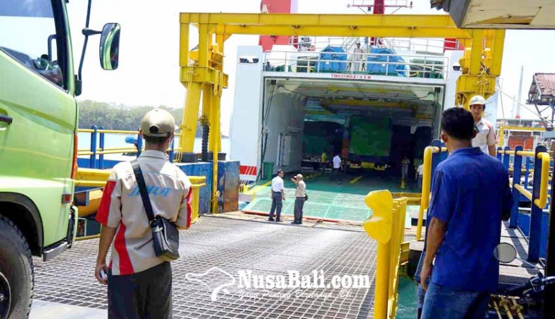 www.nusabali.com-7-kapal-masuk-dok-penyeberangan-di-padangbai-normal