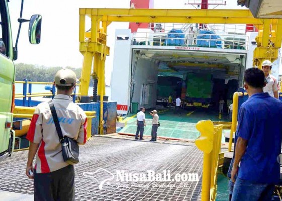 Nusabali.com - 7-kapal-masuk-dok-penyeberangan-di-padangbai-normal