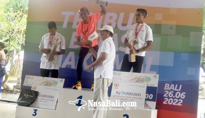 www.nusabali.com-agus-prayogo-juara-indonesia-international-marathon