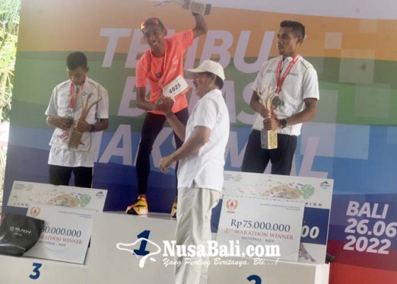 Nusabali.com - agus-prayogo-juara-indonesia-international-marathon