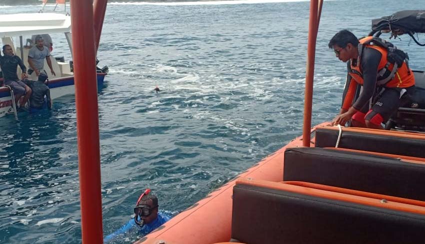 www.nusabali.com-jukung-nelayan-dihantam-ombak-1-tewas-1-selamat