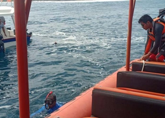 Nusabali.com - jukung-nelayan-dihantam-ombak-1-tewas-1-selamat