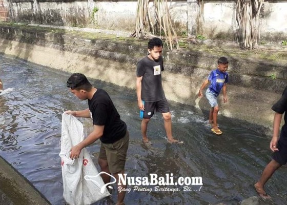 Nusabali.com - bulan-bung-karno-bbb-jembrana-mareresik-sampah-plastik-di-sungai-taman