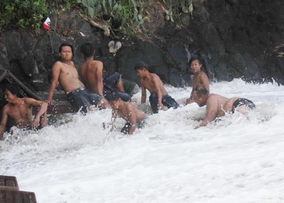 Nusabali.com - pengunjung-pantai-pasir-putih-berhamburan-diterjang-ombak