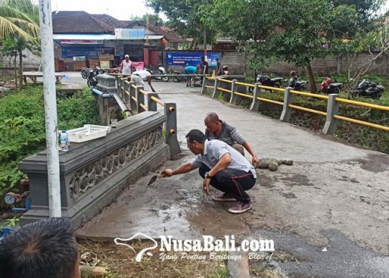 Nusabali.com - jalan-benyah-latig-di-jembatan-batuagung-diperbaiki-swadaya