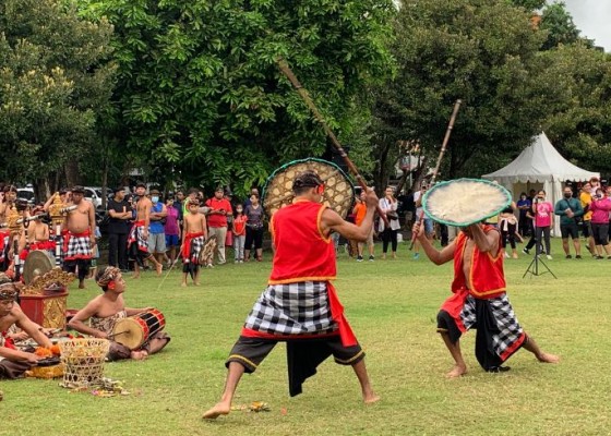 Nusabali.com - muliakan-air-pertarungan-gebug-ende-diperagakan-di-ajang-jantra-tradisi-bali-ii