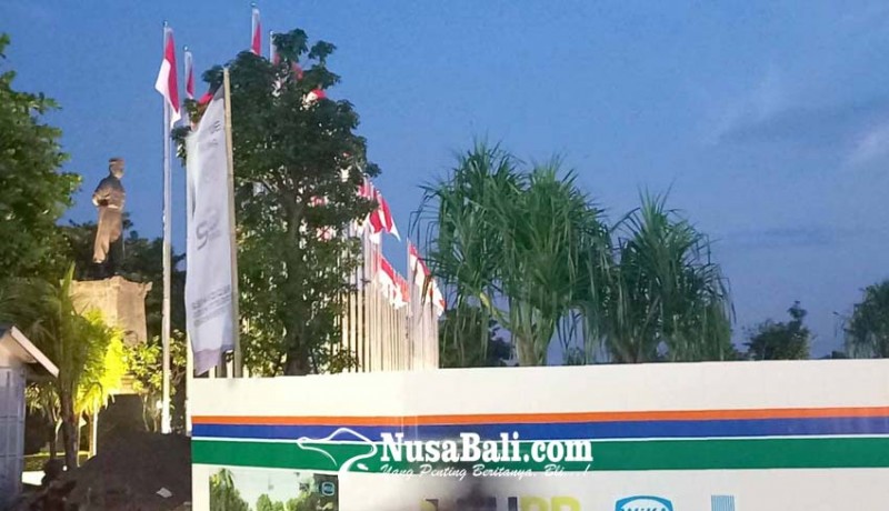 www.nusabali.com-bundaran-taman-ngurah-rai-dipasangi-50-tiang-bendera